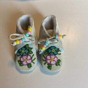 White Suede Handmade Beaded Baby/Infant Booties with Tie NWOT